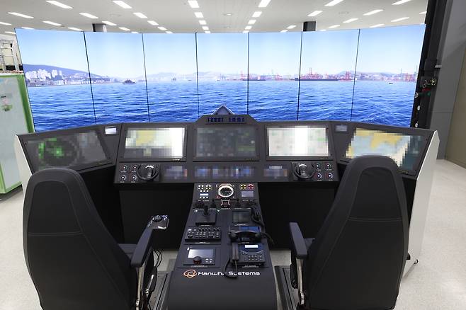 한화시스템의 콕핏형 통합함교체계(IBS). 사진 제공=한화시스템