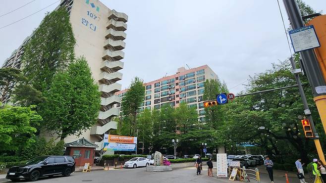 서울 서초구 잠원동 신반포 한신2차 아파트 정문에 재건축 통합심의 통과를 축하하는 현수막이 걸려 있다. 정혜진기자