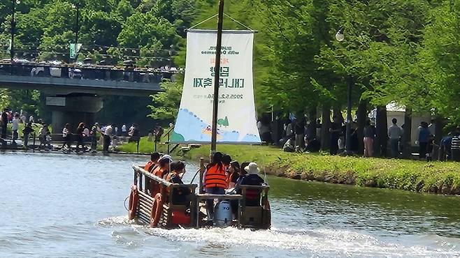 지난해 5월 4일, 대나무축제를 찾은 관광객들이 담양 관방제 천변에서 대나무 뗏목을 타고 있다. ⓒ시사저널 정성환