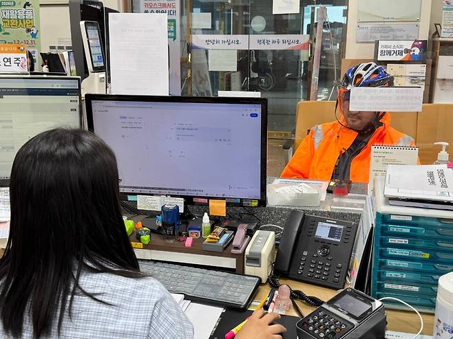 거제시 주민센터 민원 창구에 설치된 '실시간 통·번역 시스템'으로 상담하는 모습 ⓒ거제시 제공