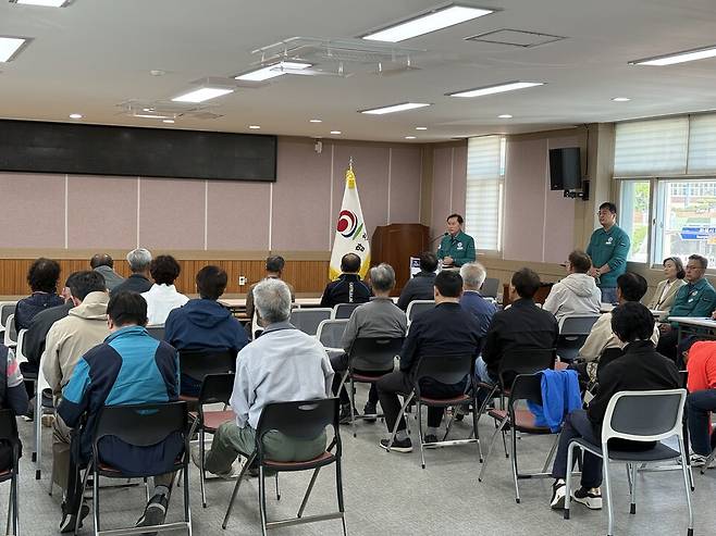 이동률 안전건설국장이 21일 가회면사무소에서 신등천 재해복구사업 감정평가 사전설명회를 진행하고 있다. ⓒ합천군 제공