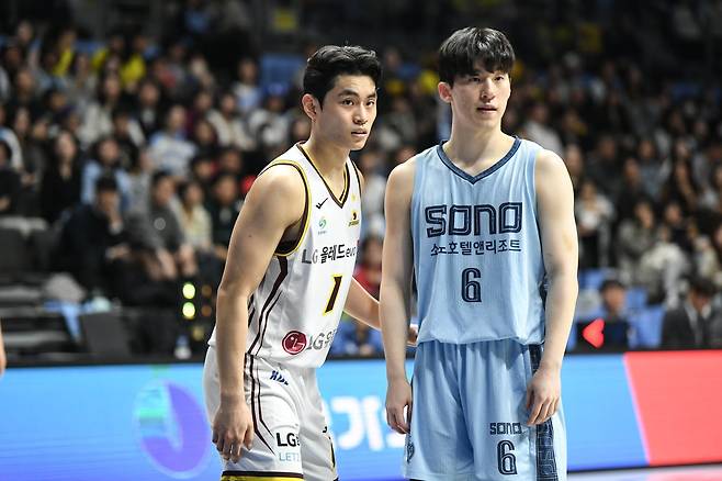 LG 유기상(왼쪽)과 소노 이정현은 4강 PO서 치열한 백코트 경쟁을 펼친다. 사진제공｜KBL&nbsp;