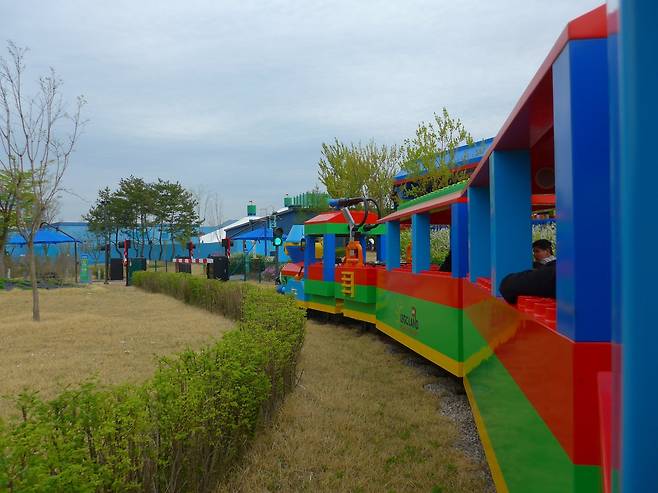 레고랜드 익스프레스 기차를 타고 레고랜드 투어를 해보자. 물론 기차도 레고다.