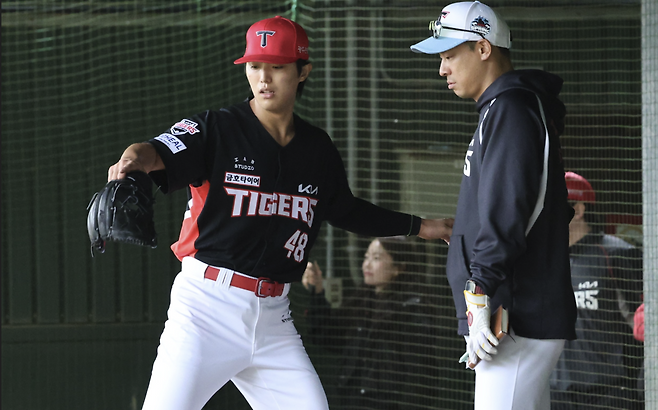 KIA 이동걸 코치(우측)가 이의리의 딜리버리 동작을 주목하고 있다. KIA 타이거즈 제공