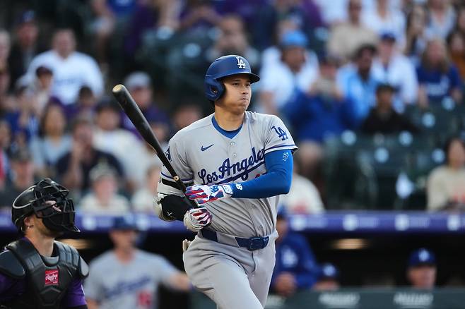 LA 다저스 오타니 쇼헤이가 21일 콜로라도전에서 1회초 1루수 땅볼을 치고 있다.  AP연합뉴스