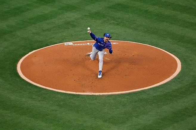 토론토 선발 딜런 시스가 21일 LA 에인절스전에 선발 등판, 투구하고 있다. AP연합뉴스