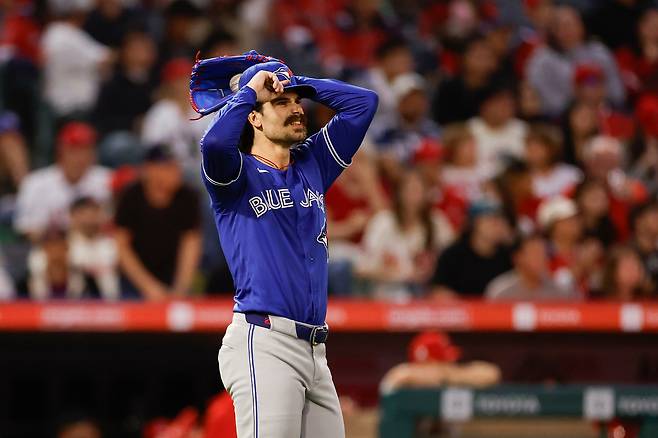 토론토 딜런 시스가 21일 LA 에인절스전에서 3회말에 실점한 뒤 아쉬워하고 있다. AP연합뉴스