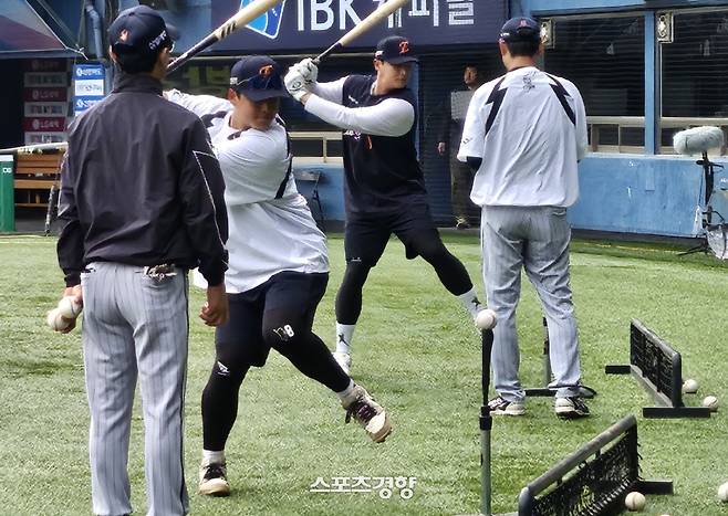 한화 노시환이 21일 잠실 LG전을 앞두고 타격 훈련을 하고 있다.