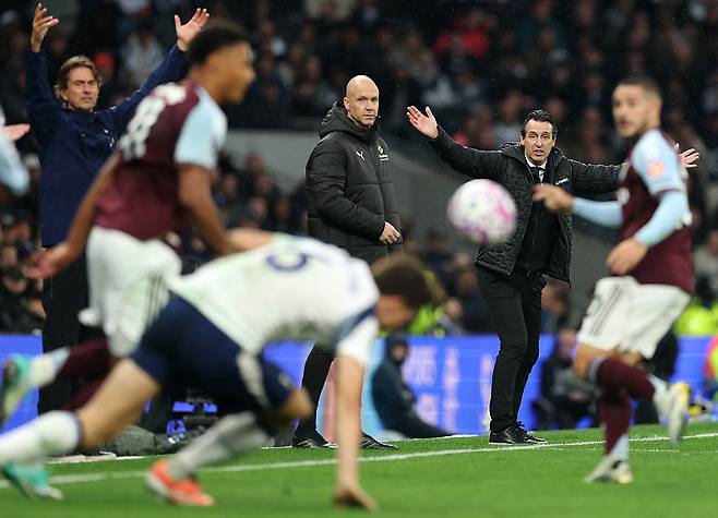 에메리 애스턴 빌라 감독이 지난해 10월 토트넘전에서 선수들을 독려하고 있다. Getty Images코리아