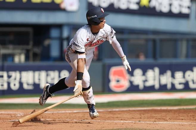 ▲ 김민석은 시즌 초반 더 좋아진 선구안과 콘택트 능력, 그리고 힘까지 보여주면서 고공 행진을 이어 가고 있다 ⓒ두산베어스