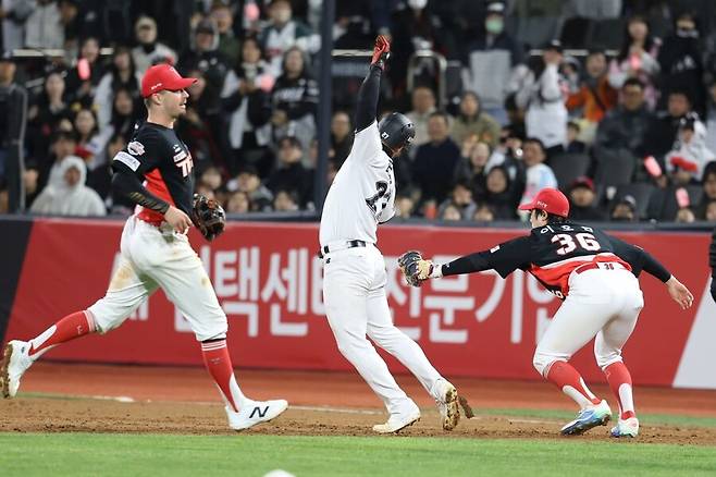 ▲ 3-3으로 맞선 6회 아쉬운 수비 판단을 보여준 KIA 이호연 ⓒKIA타이거즈