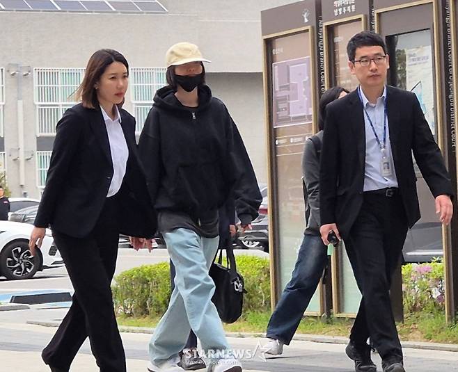 (남양주=뉴스1) 양희문 기자 = 애프터스쿨 출신 가수이자 배우인 나나(35)가 21일 경기 의정부지방법원 남양주지원에 증인으로 출석하고 있다. 나나는 지난해 11월 15일 구리시 아천동 소재 자택에서 흉기 강도 피해를 입었다. 2026.4.21/뉴스1  Copyright (C) 뉴스1. All rights reserved. 무단 전재 및 재배포,  AI학습 이용 금지. /사진=(남양주=뉴스1) 양희문 기자