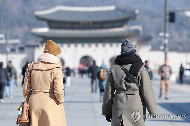 영하권까지 떨어진 아침 기온 (서울=연합뉴스) 서대연 기자 = 아침 기온이 큰 폭으로 떨어지며 전국 대부분 지역이 영하권에 든 지난달 7일 서울 종로구 광화문광장에서 외투와 모자를 착용한 관광객들이 이동하고 있다. 2026.3.7 dwise@yna.co.kr