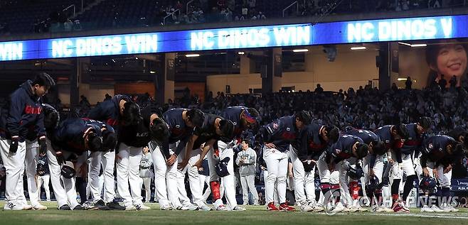 '연승·홈런' 멈춘 롯데 자이언츠 (창원=연합뉴스) 김동민 기자 = 31일 경남 창원NC파크에서 열린 프로야구 2026 KBO리그 롯데 자이언츠와 NC 다이노스의 경기 종료 후 NC에 9대 2로 패한 롯데 선수단이 인사하고 있다. 2026.3.31 image@yna.co.kr
