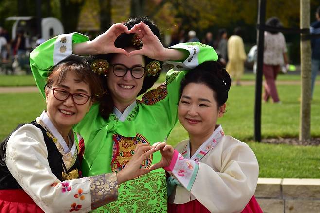 고정미(왼쪽) 한인회장과 엠마(가운데) 해밀턴 시의회 대표위원 [와이카토 한인회 제공]