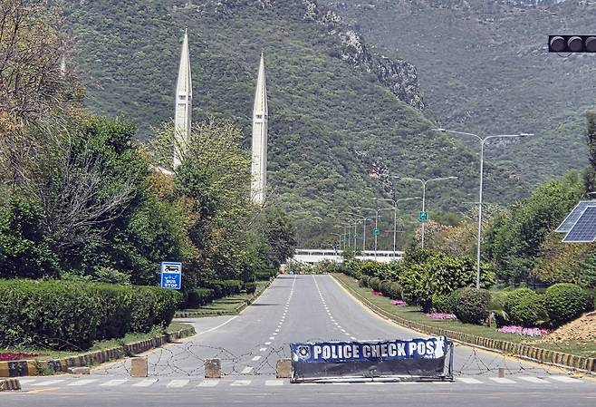 폐쇄된 파키스탄 최대 모스크 (이슬라마바드=연합뉴스) 손현규 특파원 = 미국과 이란이 2차 종전 회담을 앞둔 가운데 지난 20일(현지시간) 오후 파키스탄 수도 이슬라마바드에 있는 최대 규모 이슬람 사원인 '파이살 모스크'가 폐쇄돼 있다. 2026.4.21