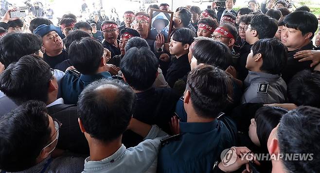 경남경찰청 입구서 청장 면담요구 (창원=연합뉴스) 김동민 기자 = 민주노총 공공운수노조 화물연대가 21일 오전 경남 창원시 의창구 경남경찰청 입구에서 경남청장 면담을 요구하고 있다. 2026.4.21 image@yna.co.kr