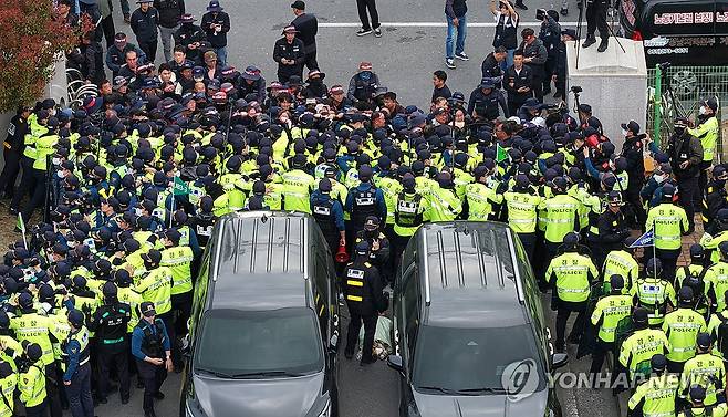 화물연대와 경찰 '대치' (진주=연합뉴스) 김동민 기자 = 20일 오후 경남 진주시 정촌면 BGF로지스 진주센터에서 화물연대 관계자가 센터 입구로 진입하려는 과정에서 경찰과 대치하고 있다. 
    이날 센터 입구에서 집회 중 2.5t 화물차가 집회 참가자와 부딪치는 사고가 발생해 1명이 숨지고, 2명(중상·경상 각 1명)이 다쳤다. 2026.4.20 image@yna.co.kr