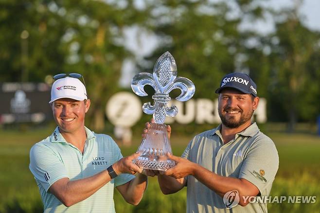 지난해 취리히 클래식 우승팀 벤 그리핀(왼쪽)과 앤드루 노백 [AP=연합뉴스]