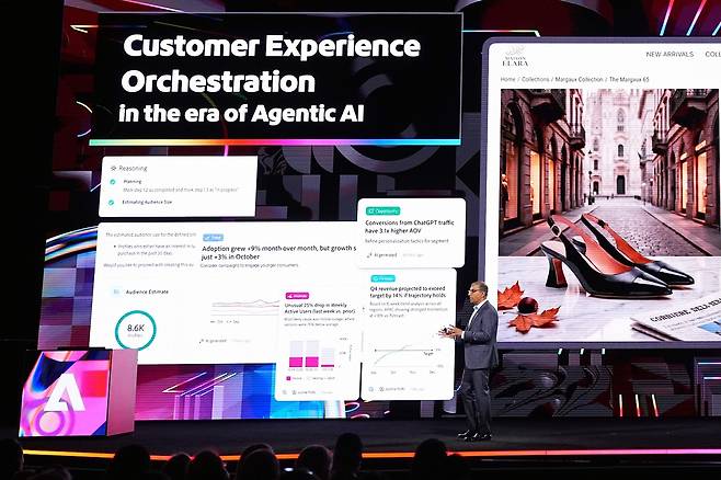 에이전트형 AI 발표하는 어도비 (라스베이거스=연합뉴스) 아닐 차크라바티 어도비 사장이 20일(현지시간) 미국 라스베이거스 베니션 컨벤션센터에서 개최한 '어도비 서밋' 행사에서 AI 에이전트로 구현한 '고객 경험 오케스트레이션'(CXO) 시스템을 소개하고 있다. 2026.4.20 [어도비 제공. 재판매 및 DB 금지]