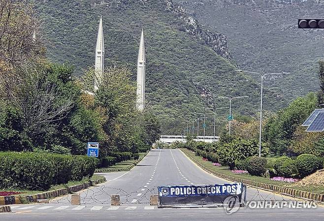 폐쇄된 파키스탄 최대 모스크 진입로 (이슬라마바드=연합뉴스) 손현규 특파원 = 미국과 이란이 2차 종전 회담을 앞둔 가운데 지난 20일(현지시간) 오후 파키스탄 수도 이슬라마바드에 있는 최대 규모 이슬람 사원 '파이살 모스크'의 진입로가 폐쇄돼 있다. 2026.4.21 son@yna.co.kr