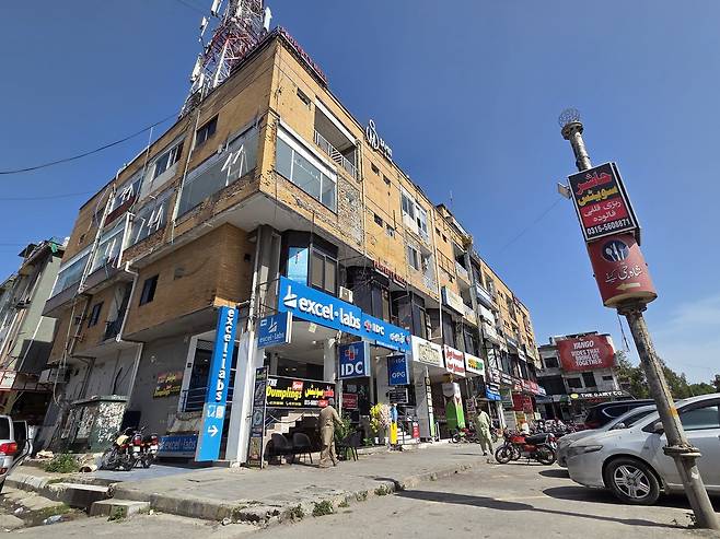 손님 없어 썰렁한 이슬라마바드 상업지구 (이슬라마바드=연합뉴스) 손현규 특파원 = 미국과 이란이 2차 종전 협상을 앞둔 가운데 지난 20일(현지시간) 오후 중재국인 파키스탄 수도 이슬라마바드에 있는 'F10 구역' 상업지구가 손님이 없어 썰렁한 모습이다. 2026.4.21