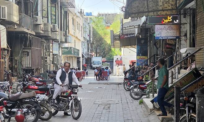 손님 없어 썰렁한 이슬라마바드 상업지구 (이슬라마바드=연합뉴스) 손현규 특파원 = 미국과 이란이 2차 종전 협상을 앞둔 가운데 지난 20일(현지시간) 오후 중재국인 파키스탄 수도 이슬라마바드에 있는 'F10 구역' 상업지구가 손님이 없어 썰렁한 모습이다. 2026.4.21