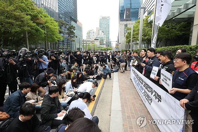 삼성그룹 초기업노조 삼성전자 지부 과반노조 공식 선언 기자회견 (서울=연합뉴스) 류영석 기자 = 17일 서울 삼성전자 서초사옥 앞에서 삼성그룹 초기업노동조합 조합원들이 과반노조 공식 선언 기자회견을 하고 있다. 2026.4.17 ondol@yna.co.kr