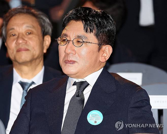 국민임명식 참석한 방시혁 하이브 의장 (서울=연합뉴스) 홍해인 기자 =  방시혁 하이브 의장이 15일 서울 세종대로 광화문광장에서 열린 제21대 대통령 국민임명식 '광복 80년, 국민주권으로 미래를 세우다' 행사에 참석해 있다. 2025.8.15 hihong@yna.co.kr