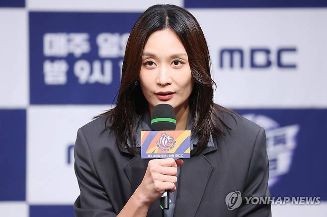 인사말 하는 표승주 (서울=연합뉴스) 진연수 기자 = 전 배구선수 표승주가 24일 오후 서울 마포구 MBC 골든마우스홀에서 열린 MBC 새 예능 프로그램 '신인감독 김연경' 제작발표회에서 인사말을 하고 있다. 2025.9.24 jin90@yna.co.kr