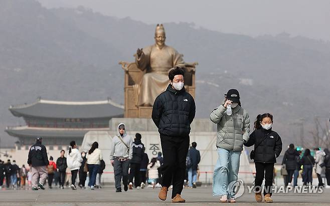 황사에 미세먼지까지 뿌연 광화문 광장 (서울=연합뉴스) 김주형 기자 = 황사가 유입되며, 서울과 인천, 경기 등 수도권에 미세먼지 주의보가 내려진 22일 서울 광화문광장에서 시민들이 마스크를 착용한 채 걷고 있다. 2026.2.22 kjhpress@yna.co.kr