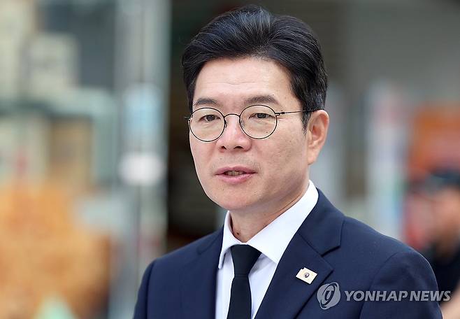 더불어민주당 정원오 서울시장 후보 (창원=연합뉴스) 김동민 기자 = 더불어민주당 정원오 서울시장 후보가 21일 오후 경남 창원시 마산합포구 창동 사거리에서 '서울-경남 상생협력 공동선언'에서 선언문을 읽고 있다. 
    이날 같은 당 김경수 경남지사 후보도 함께 했다. 2026.4.21 image@yna.co.kr