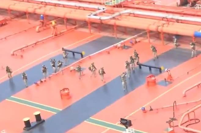 이란 연계 선박에 탑승한 미군 병력 [미국 국방부 영상 캡처. 재판매 및 DB 금지]