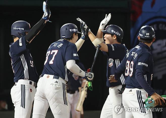 정수빈, 승부 가르는 3점포 (부산=연합뉴스) 강선배 기자 = 21일 부산 사직야구장에서 열린 2026 신한 SOL뱅크 KBO리그 두산 베어스와 롯데 자이언츠 경기. 9회 초 2사 1, 2루에서 우전 3점 홈런을 친 두산 정수빈이 동료들의 축하를 받고 있다. 2026.4.21 sbkang@yna.co.kr