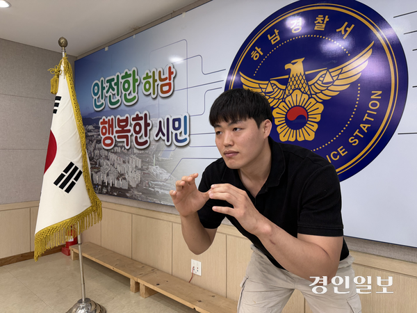 지난 17일 하남경찰서에서 만난 국가대표 레슬러 출신 이종구 순경이 레슬링 기본 자세를 취하고 있다.  2026.4.17 /조수현기자 joeloach@kyeongin.com
