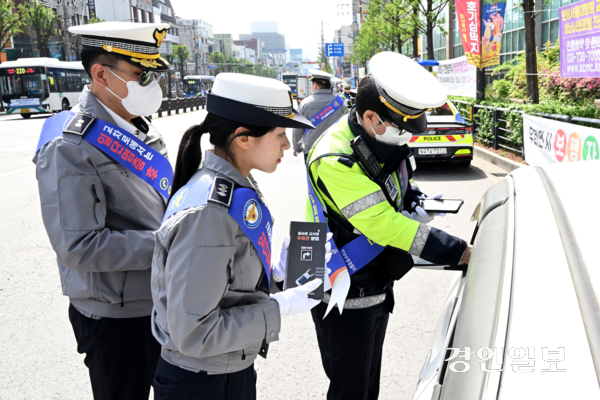 22일 오후 성남시 수정구 숯골사거리에서 성남수정경찰서 교통관리계 경찰관들이 우회전 일시정지 단속을 하고 있다. 2026.4.22 /최은성기자 ces7198@kyeongin.com