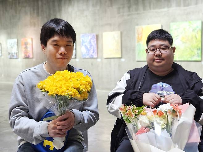 ▲&nbsp;고색뉴지엄에서 열리고 있는&nbsp;기획초대전 '사월, 인터-뷰': 봄에 마주한 이야기'에 참여작가 최회승씨(왼쪽)와 한대훈씨(오른쪽)의 모습.&nbsp;/박지혜 기자 pjh@incheonilbo.com