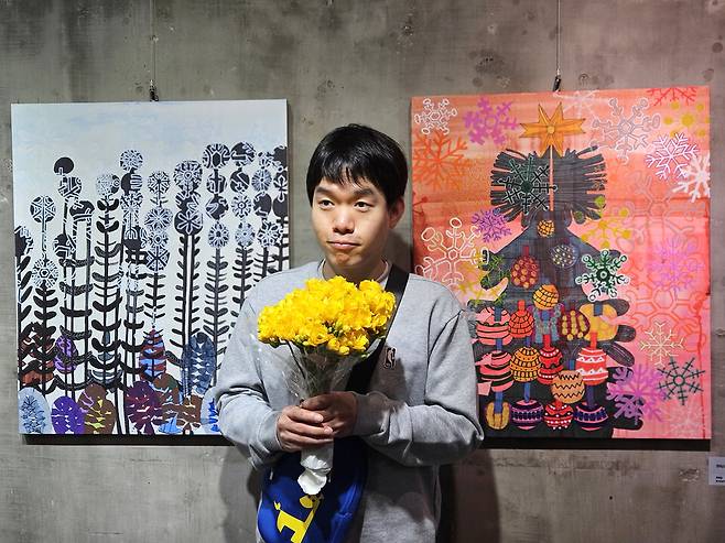 ▲&nbsp;최회승 작가가 자신의 작품 앞에서 포즈를 취하고 있는 모습./박지혜 기자 pjh@incheonilbo.com