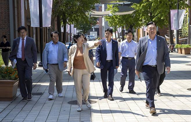 ▲ 인천시의회 문화복지위원회 의원들이 2024년 8월 중구 개항장 일대를 둘러보고 있다. /사진제공=인천시의회
