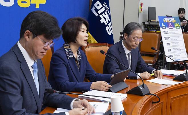 ▲ 더불어민주당 한정애 정책위의장이 22일 국회에서 제9회 전국동시지방선거 더불어민주당 공약 핵심 기조를 설명하고 있다. /연합뉴스