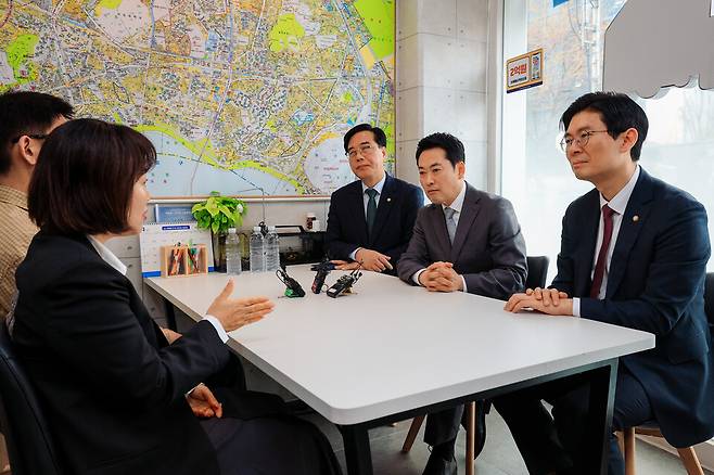 ▲ 국민의힘 장동혁 대표와 송언석 원내대표가 1일 서울 마포구의 한 아파트 단지의 부동산을 찾아 전월세 시장 상황을 점검하고 있다. /연합뉴스