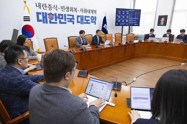 더불어민주당 한병도 원내대표가 21일 국회에서 열린 현안 관련 기자회견에서 발언하고 있다. 김병기 전 원내대표의 사퇴로 보궐 선거를 통해 선출돼 101일간 민주당을 이끌었던 한 원내대표는 오는 5월 열리는 차기 민주당 원내대표 선거에 출마하기 위해 이날 원내대표직에서 사퇴했다. 사진=연합뉴스