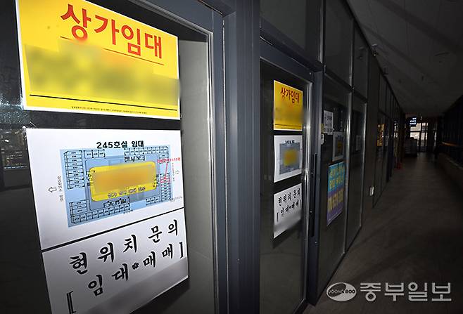 평택시 고덕동 삼성전자 평택캠퍼스 인근 상가에 임대문의 관련 전단지가 붙어있는 모습. 김경민기자