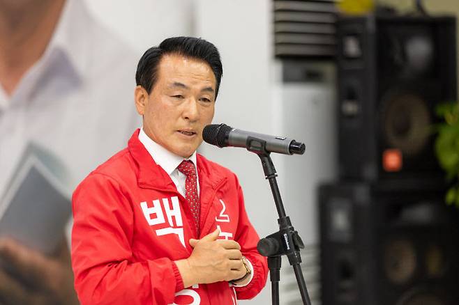 백성현 후보는 이번 선거에서 ‘통합’을 최우선 키워드로 내걸었다. 기존의 전형적인 선거캠프 형식에서 벗어나 여야를 막론한 인재들이 참여하는 ‘논산발전위원회’를 구성하겠다는 계획을 밝혔다.(사진=백성현 논산시장 예비후보 선거사무소 제공)