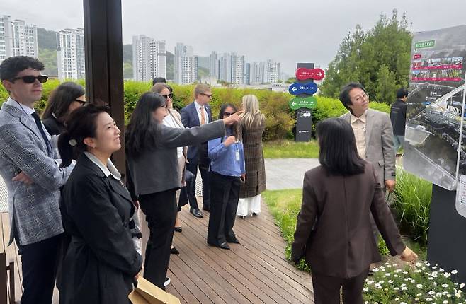 세종시를 방문한 호주 의회 대표단이 정부세종청사 옥상정원을 관람하고 있다. (사진=행정중심복합도시건설청 제공)