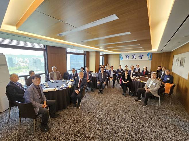 백소회 월례회에 모인 회원들이 단체 사진을 찍고 있다.                 사진=이근설 백소회 운영위원 제공