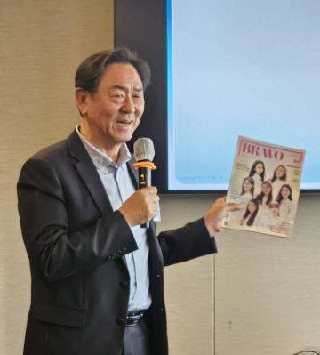 이종재 이투데이그룹 부회장이 발간한 잡지 ‘브라보 마이 라이프’에 대해 안내하고 있다.                                        사진=한성일 기자