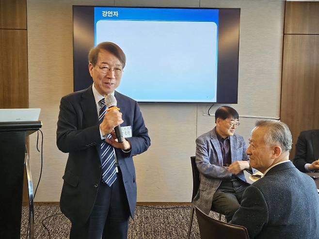 정운찬 동반성장연구소 이사장(전 국무총리)이 인사말하고 있다.    사진=이근설 백소회 운영위원 제공