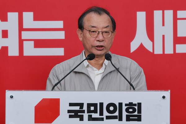 국민의힘 이정현 공천관리위원장이 22일 서울 영등포구 여의도 중앙당사에서 대구시장 후보와 관련해 브리핑하고 있다. 연합뉴스