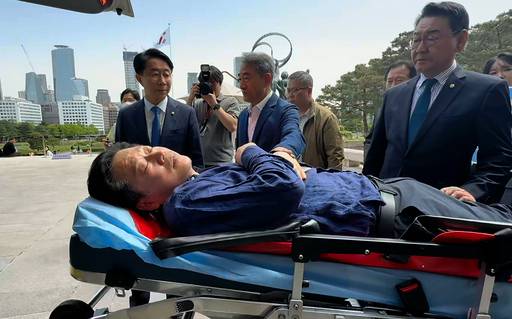 6·3 지방선거 더불어민주당 전북지사 경선에서 이원택 후보에게 패배한 뒤 단식에 돌입한 안호영 의원이 22일 국회 본청 앞 천막 농성장에서 병원으로 이송되고 있다. 2026.4.22 [독자 제공. 재판매 및 DB 금지] 연합뉴스